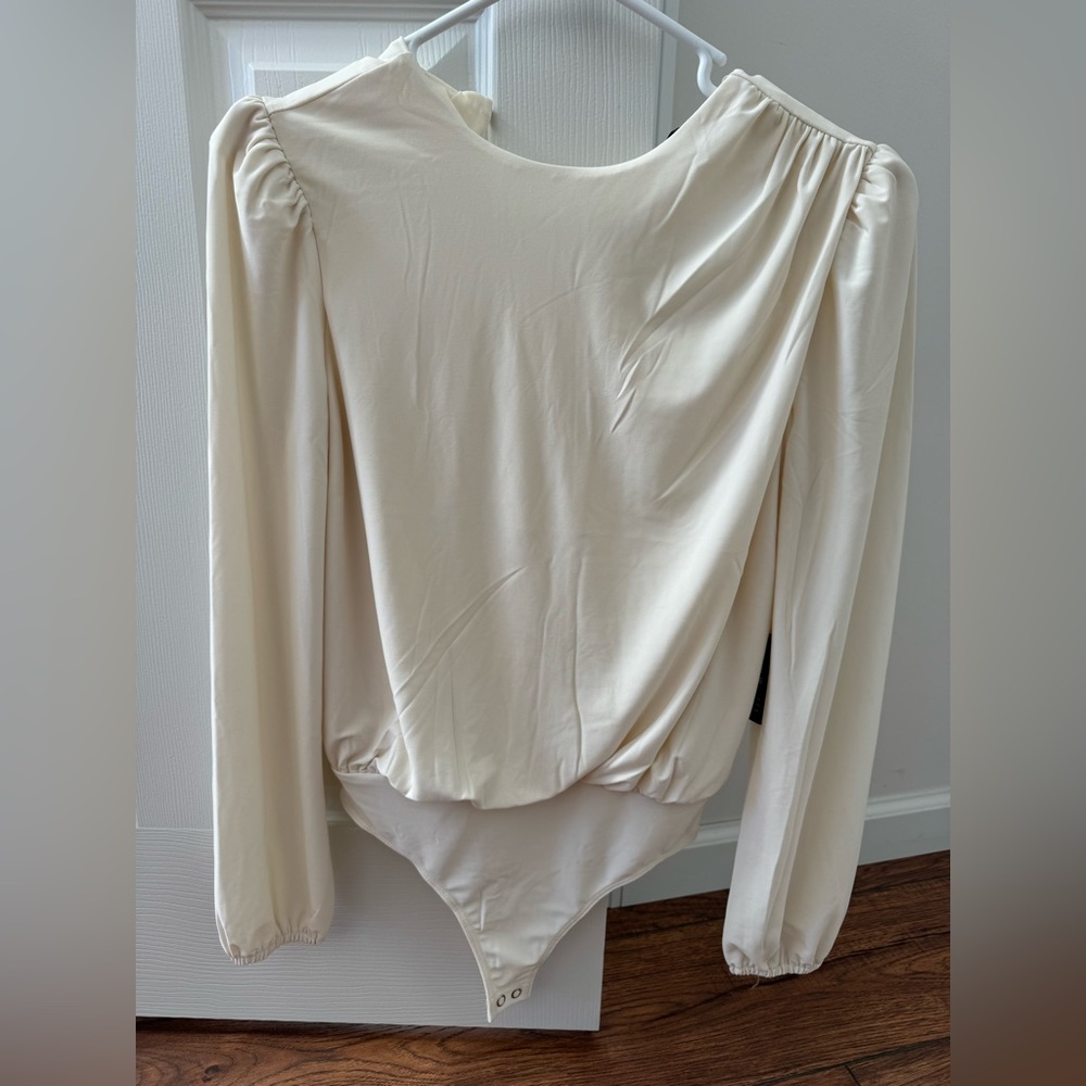 Express Skimming Crew Neck Puff Sleeve Bodysuit. Color: Swan. New with tags. XS